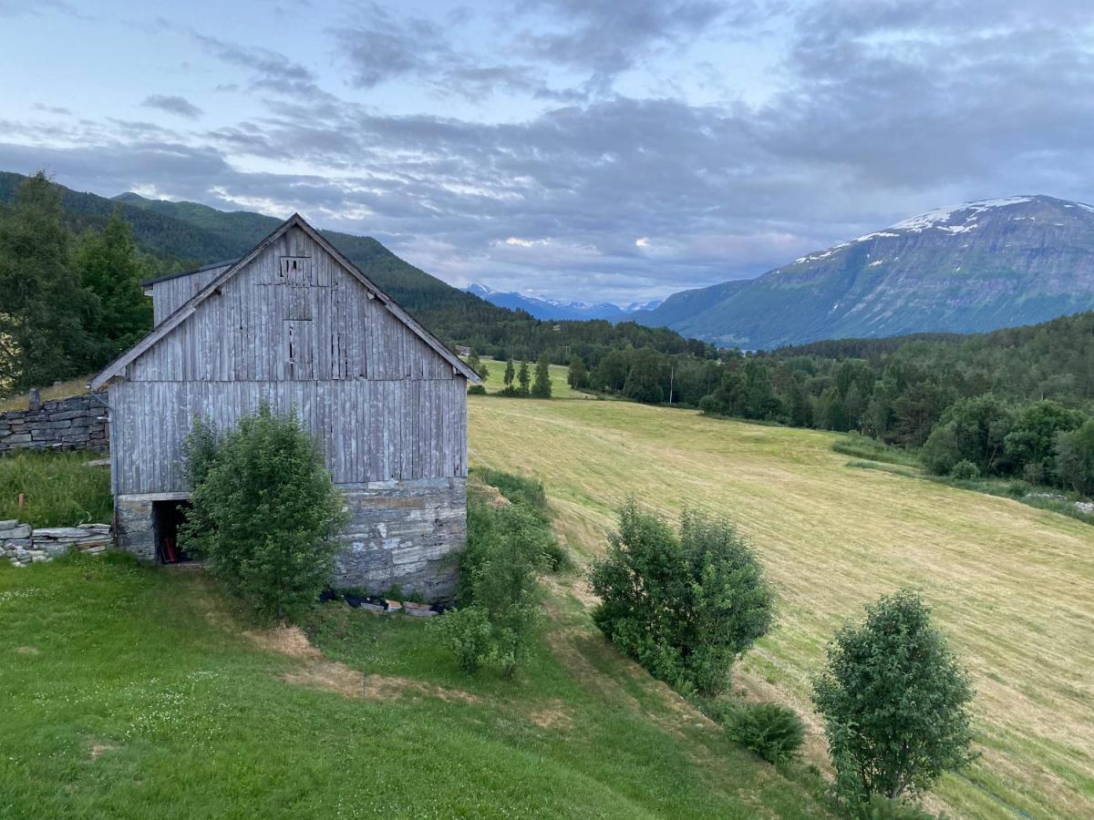 Heggjabygda Gjestegard - Historisk Tommerhus I Landlige Omgivelser Nordfjordeid Buitenkant foto